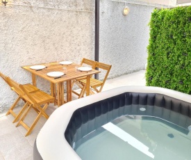 Appartement T2 avec sa terrasse ensoleillée et son Jaccuzi privatif