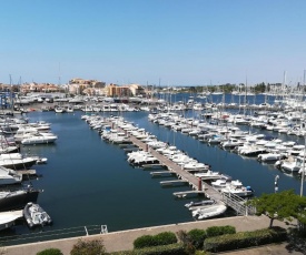 Studio cabine VUE PORT avec parking privé, piscine, parc, boulodrome