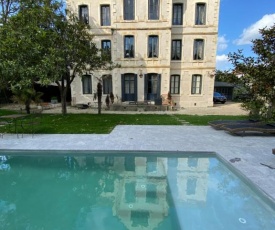 Demeure Saint Louis, cité 10mn à pieds, piscine chauffée, Clim AC, Parking privé