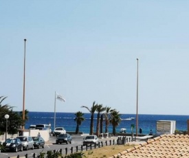 Face à la mer avec clim, wifi, parking, baignoire