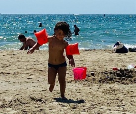 Appt avec parking, clim, wifi à 50 m de la plage