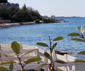 Charmant T2 pieds dans l'eau tout confort climatisé classé 2 étoiles tarif promotionnel pour curistes