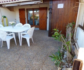 Maison de 2 chambres a Gruissan a 100 m de la plage avec terrasse