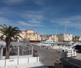 Studio sur le port, climatisation, wifi, piscine, lave-linge