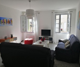 BEL APPARTEMENT SPACIEUX CENTRE VILLE UZES T3